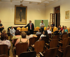 Trabalho aproxima governo da comunidade escolar para garantir melhorias na Educação. Foto da visita ao Instituto de Educação do Paraná.
