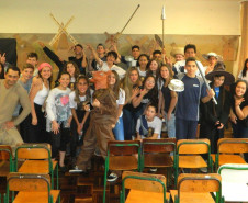 Os estudantes do 8° ano do Colégio Estadual São Paulo Apóstolo, em Curitiba, trabalharam ao longo do segundo trimestre a obra “O Engenhoso Fidalgo Dom Quixote de La Mancha”, do escritor espanhol Miguel de Cervantes. A metodologia permitiu aos alunos o aprofundamento na vida e obra do escritor e também em diversos gêneros textuais.