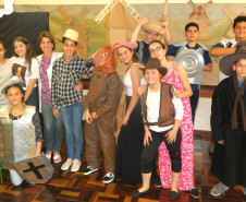 Os estudantes do 8° ano do Colégio Estadual São Paulo Apóstolo, em Curitiba, trabalharam ao longo do segundo trimestre a obra “O Engenhoso Fidalgo Dom Quixote de La Mancha”, do escritor espanhol Miguel de Cervantes. A metodologia permitiu aos alunos o aprofundamento na vida e obra do escritor e também em diversos gêneros textuais.