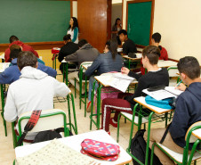 Até o dia 3 de novembro todas as escolas da rede pública de ensino do país vão participar das avaliações do Sistema de Avaliação da Educação Básica - Saeb/Prova Brasil. As escolas das redes municipal, estadual e federal de ensino iniciaram as atividades no dia 23 deste mês. Todas as escolas da rede pública participam de testes de desempenho compostos por provas objetivas de Língua Portuguesa, Matemática e questionários contextuais, que coletam informações socioeconômicas. Foto de arquivo.
