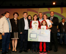 Estudantes das redes municipal, estadual e particular de ensino foram premiados nesta segunda-feira (30), em Pinhais, na Região Metropolitana de Curitiba, por trabalhos relacionados à sustentabilidade, promovido pelo Concurso Agrinho, da Federação da Agricultura do Estado do Paraná (FAEP) e Serviço Nacional de Aprendizagem Rural (SENAR)
