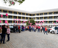 Os servidores que atuam nos departamentos da Secretaria de Estado da Educação (SEED) participaram nessa terça-feira (31), no auditório da SEED, em Curitiba, de uma palestra sobre prevenção e tratamento do câncer de mama. A ação foi organizada pela Associação dos Servidores da Secretaria de Educação do Paraná (ASSEP) e faz parte da campanha de prevenção do Outubro Rosa.