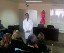 Os servidores que atuam nos departamentos da Secretaria de Estado da Educação (SEED) participaram nessa terça-feira (31), no auditório da SEED, em Curitiba, de uma palestra sobre prevenção e tratamento do câncer de mama. A ação foi organizada pela Associação dos Servidores da Secretaria de Educação do Paraná (ASSEP) e faz parte da campanha de prevenção do Outubro Rosa.