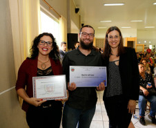 A Secretaria de Estado da Educação entregou nesta terça-feira (31) o prêmio de gestão escolar às unidades pertencentes ao Núcleo Regional de Educação (NRE) de Irati. Este foi o último núcleo a receber a premiação este ano. Em segundo, o Colégio Estadual Antônio Xavier da Silveira.