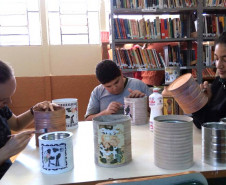 O Colégio Estadual do Campo Professor Luiz Andrade, localizado na comunidade rural Passa Quatro, no município de Turvo (região central do Estado) desenvolve há um ano o projeto “Reciclar é Arte” com estudantes, funcionários e comunidade. A atividade consiste no reaproveitamento de latas de alumínio e embalagens de vidro, com o objetivo incentivar a reciclagem e combater focos do mosquito Aedes aegypti, transmissor da dengue, zika vírus e chikungunya.