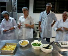 No Colégio Estadual Júlia Wanderley, em Curitiba, o Curso Técnico em Nutrição e Dietética conta com 198 alunos matriculados no três semestres de duração do curso, na forma subsequente. “O curso não é voltado para gastronomia especificamente, mas para questões de saúde. Ele ensina sobre o valor nutricional de alimentos e a elaboração de dietas para pessoas com restrições alimentares, inclusive quem está hospitalizado” diz Ilizandro dos Santos Schmit, técnico-administrativo do colégio.