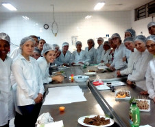 No Colégio Estadual Júlia Wanderley, em Curitiba, o Curso Técnico em Nutrição e Dietética conta com 198 alunos matriculados no três semestres de duração do curso, na forma subsequente. “O curso não é voltado para gastronomia especificamente, mas para questões de saúde. Ele ensina sobre o valor nutricional de alimentos e a elaboração de dietas para pessoas com restrições alimentares, inclusive quem está hospitalizado” diz Ilizandro dos Santos Schmit, técnico-administrativo do colégio.