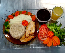 No Colégio Estadual Júlia Wanderley, em Curitiba, o Curso Técnico em Nutrição e Dietética conta com 198 alunos matriculados no três semestres de duração do curso, na forma subsequente. “O curso não é voltado para gastronomia especificamente, mas para questões de saúde. Ele ensina sobre o valor nutricional de alimentos e a elaboração de dietas para pessoas com restrições alimentares, inclusive quem está hospitalizado” diz Ilizandro dos Santos Schmit, técnico-administrativo do colégio.