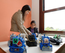 Começou nesta terça–feira (07) em Curitiba, e segue até o dia 09, o 2º Encontro Estadual de Tecnologias Educacionais: inovação e criatividade na educação paranaense. O objetivo é divulgar entre professores, estudantes, pesquisadores e gestores da educação paranaense iniciativas com o uso de tecnologias na educação que possibilitem a resolução colaborativa de problemas, a experimentação, o desenvolvimento tecnológico e o compartilhamento de conhecimento.