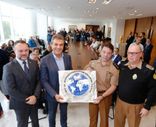 O governador Beto Richa confirmou nesta quarta-feira (08) que Londrina terá a primeira unidade do Colégio da Polícia Militar no Interior do Estado. A escola começará a funcionar já no próximo ano letivo. O anúncio foi feito durante visita de uma comitiva de professores, alunos e representantes da comunidade de Londrina ao Palácio do Iguaçu, em Curitiba.