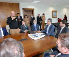 O governador Beto Richa confirmou nesta quarta-feira (08) que Londrina terá a primeira unidade do Colégio da Polícia Militar no Interior do Estado. A escola começará a funcionar já no próximo ano letivo. O anúncio foi feito durante visita de uma comitiva de professores, alunos e representantes da comunidade de Londrina ao Palácio do Iguaçu, em Curitiba.