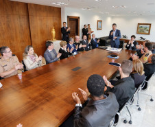 O governador Beto Richa confirmou nesta quarta-feira (08) que Londrina terá a primeira unidade do Colégio da Polícia Militar no Interior do Estado. A escola começará a funcionar já no próximo ano letivo. O anúncio foi feito durante visita de uma comitiva de professores, alunos e representantes da comunidade de Londrina ao Palácio do Iguaçu, em Curitiba.