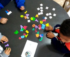 Nicole participa uma vez por semana de um projeto social em que leciona oficinas de inglês a crianças com idade entre seis e 12 anos. Antes de iniciar as aulas, Nicole auxilia os colegas voluntários nas oficinas de arte. “Minha vida mudou quando aprendi o idioma, por isso resolvi entrar no projeto e ajudar essas crianças de alguma maneira. Acredito que um idioma diferente, principalmente o inglês, pode fazer a diferença”, afirmou.