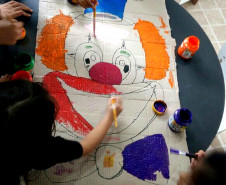 Nicole participa uma vez por semana de um projeto social em que leciona oficinas de inglês a crianças com idade entre seis e 12 anos. Antes de iniciar as aulas, Nicole auxilia os colegas voluntários nas oficinas de arte. “Minha vida mudou quando aprendi o idioma, por isso resolvi entrar no projeto e ajudar essas crianças de alguma maneira. Acredito que um idioma diferente, principalmente o inglês, pode fazer a diferença”, afirmou.