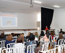 Nesta quinta-feira (09), 50 profissionais que atuam nas escolas da capital, Núcleo Regional de Educação e na sede da Secretaria Estadual da Educação participaram da capacitação realizada no Colégio Estadual Yvone Pimentel. Os brigadistas receberam treinamentos de primeiros socorros e prevenção e combate de incêndio. O curso foi dividido em duas etapas: teórica na parte da manhã e prática no período da tarde.