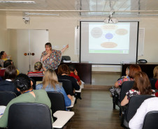 Diretores, pedagogos e equipes técnicas da Secretaria de Estado da Educação (SEED) e dos Núcleos Regionais de Educação (NREs) participam nesta segunda-feira (13), em Curitiba, da primeira reunião técnica para debater as diretrizes e instalação das escolas bases às instituições de ensino itinerantes que atendem alunos oriundos dos acampamentos do Movimento dos Trabalhadores Rurais Sem Terra (MST).