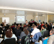 Diretores, pedagogos e equipes técnicas da Secretaria de Estado da Educação (SEED) e dos Núcleos Regionais de Educação (NREs) participam nesta segunda-feira (13), em Curitiba, da primeira reunião técnica para debater as diretrizes e instalação das escolas bases às instituições de ensino itinerantes que atendem alunos oriundos dos acampamentos do Movimento dos Trabalhadores Rurais Sem Terra (MST).