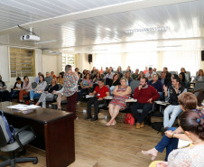 Diretores, pedagogos e equipes técnicas da Secretaria de Estado da Educação (SEED) e dos Núcleos Regionais de Educação (NREs) participam nesta segunda-feira (13), em Curitiba, da primeira reunião técnica para debater as diretrizes e instalação das escolas bases às instituições de ensino itinerantes que atendem alunos oriundos dos acampamentos do Movimento dos Trabalhadores Rurais Sem Terra (MST).