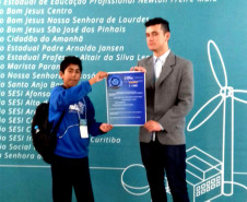 Os estudantes Leandro Ribeiro Farias, 15 anos, e Esley Marcelo dos Santos Borges, 18 anos, do Colégio Estadual Professor Altair da Silva Leme, de Colombo (Região Metropolitana de Curitiba), desenvolveram entre os meses de março e outubro deste ano um projeto científico para produção de energia limpa por meio da captação do vento