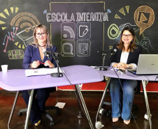 A Secretaria da Educação do Paraná (SEED) está promovendo encontros quinzenais sobre o uso de Tecnologias Digitais de Informação e Comunicação (TDIC) na sala de aula. Participam professores de instituições de ensino superior, técnicos dos Núcleos Regionais de Educação (NRE) ou da própria Secretaria, e professores de escolas da rede estadual do Paraná. 