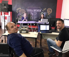 Os encontros da Escola Interativa – Tecnologias Educacionais em Debate são transmitidos ao vivo pela internet e também ficam disponíveis para visualização no portal Dia a Dia Educação. Cada episódio trabalha um tema em formato de mesa redonda, com relatos de professores e técnicos da rede sobre suas experiências nas escolas e reflexões dos professores convidados.