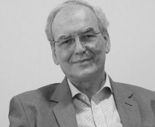 “A escola hoje é um grande espaço para ajudar a transformar este mundo, de transformar desânimo em empreendedorismo, de construirmos um projeto de vida que valha a pena. Quando a gente está aprendendo ativamente, está nesse movimento de experimentar, se realiza mais, aprende mais, e por tabela, ajuda mais o aluno”, resume o professor José Moran, da Universidade de São Paulo (USP), durante sua participação na discussão sobre Metodologias Ativas.