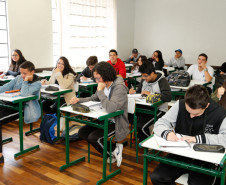 Serão rematriculados estudantes que continuarão seus estudos em escolas da rede estadual no 7º ao 9º anos do ensino fundamental e na 2ª e 3ª séries do ensino médio. Alunos que vão ingressar no 6º ano do ensino fundamental, oriundos das redes municipais de educação, farão a matrícula inicial em dezembro, bem como estudantes que vão começar o ensino médio na 1ª série.