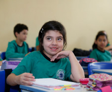 As rematrículas na rede estadual de ensino começaram nesta quinta-feira (16) e vão até o dia 1º de dezembro. Os pais ou responsáveis devem comparecer à instituição de ensino onde os alunos estão matriculados para confirmar a rematrícula para o próximo ano letivo. Maiores de 18 anos podem fazer a própria rematrícula. As datas são as mesmas para a educação básica na modalidade especial, tanto na rede estadual quanto em escolas parceiras.