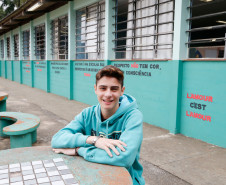 Os estudantes também fizeram uma série de pinturas no pátio com frases que reforçam direitos fundamentais de igualdade e combate à discriminação. “São frases curtas feitas no pátio, que no intervalo fica cheio, para causar impacto e reflexão nas pessoas que passam por aqui”, disse o aluno André Ian Garcia, do 2° ano do ensino médio.