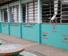Os estudantes também fizeram uma série de pinturas no pátio com frases que reforçam direitos fundamentais de igualdade e combate à discriminação. “São frases curtas feitas no pátio, que no intervalo fica cheio, para causar impacto e reflexão nas pessoas que passam por aqui”, disse o aluno André Ian Garcia, do 2° ano do ensino médio.