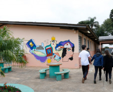 Os estudantes também fizeram uma série de pinturas no pátio com frases que reforçam direitos fundamentais de igualdade e combate à discriminação. “São frases curtas feitas no pátio, que no intervalo fica cheio, para causar impacto e reflexão nas pessoas que passam por aqui”, disse o aluno André Ian Garcia, do 2° ano do ensino médio.