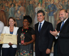 <strong>Nará Souza Oliveira - Educação</strong>
É professora com especialização em Ensino de Língua Portuguesa, com experiência desde a primeira infância até curso universitário