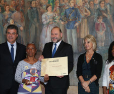 <strong>Clemilda Santiago Neto - História</strong>
Licenciada em História pela Universidade Estadual de Ponta Grossa (UEPG) em 1980
