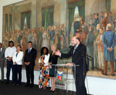 A escolha dos nomes das homenageadas foi da Secretaria da Cultura e do Conselho Estadual de Promoção da Igualdade Racial (Consepir), com a participação da Rede de Mulheres Negras do Paraná. “É um momento histórico em que o Governo do Paraná faz o reconhecimento a mulheres importantes, guerreiras afro-paranaenses, que constroem um estado melhor e mais justo”, disse o secretário da Cultura, João Luiz Fiani.