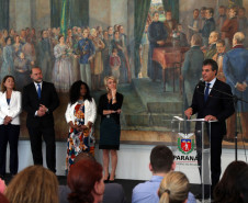 “É uma merecida homenagem prestada por todos os paranaenses, que reconhecem a importância dos afrodescendentes para o desenvolvimento do nosso Estado”, afirmou o governador. “Vários atos estão sendo realizados ao longo deste mês em comemoração ao Dia da Consciência Negra, culminando nesta homenagem às mulheres afro-paranenses, que dão sua grande contribuição, em todas as áreas da sociedade e da economia”, ressaltou.