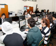 A progressão, no serviço público, é a mudança de uma referência salarial para outra imediatamente superior, obedecidas as condições previstas em legislação específica, própria da carreira a que pertence o servidor. A promoção é a elevação do servidor à classe/nível imediatamente superior àquela a que pertence, também obedecidas as condições previstas na legislação específica de cada carreira.
