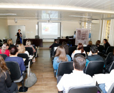 Professores das redes municipal e estadual de ensino foram contemplados nessa terça-feira (21), em Curitiba, com troféus e menções honrosas por desenvolver e trabalhar ações pedagógicas inovadoras que contribuem para o processo de ensino e aprendizagem. A premiação faz parte da 10° edição do Prêmio Professores do Brasil, do Ministério da Educação.