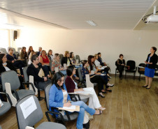 Professores das redes municipal e estadual de ensino foram contemplados nessa terça-feira (21), em Curitiba, com troféus e menções honrosas por desenvolver e trabalhar ações pedagógicas inovadoras que contribuem para o processo de ensino e aprendizagem. A premiação faz parte da 10° edição do Prêmio Professores do Brasil, do Ministério da Educação.