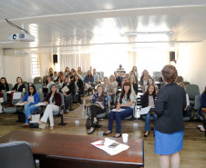 Professores das redes municipal e estadual de ensino foram contemplados nessa terça-feira (21), em Curitiba, com troféus e menções honrosas por desenvolver e trabalhar ações pedagógicas inovadoras que contribuem para o processo de ensino e aprendizagem. A premiação faz parte da 10° edição do Prêmio Professores do Brasil, do Ministério da Educação.