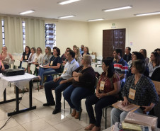 A Secretaria de Estado da Educação reuniu, nesta quarta-feira (22), em Curitiba, os ouvidores que atuam nos 32 Núcleos Regionais de Educação (NREs) para discutir questões técnicas relacionadas às atividades e promover a troca de experiências e informações. Pela manhã, os profissionais participaram de palestras e visita técnica na Controladoria Geral do Estado (CGE).