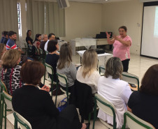 A Secretaria de Estado da Educação reuniu, nesta quarta-feira (22), em Curitiba, os ouvidores que atuam nos 32 Núcleos Regionais de Educação (NREs) para discutir questões técnicas relacionadas às atividades e promover a troca de experiências e informações. Pela manhã, os profissionais participaram de palestras e visita técnica na Controladoria Geral do Estado (CGE).
