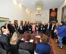 A secretária de Estado da Educação, professora Ana Seres, participou do lançamento da cartilha sobre violência contra a mulher, lançada na manhã desta quarta-feira (22) na Assembleia Legislativa do Paraná. 