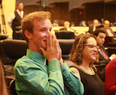 O estudante Douglas Froelich, do 3° ano do ensino médio do Colégio Estadual do Campo Helena Kolody, município de Cruz Machado (Sul do Estado), foi o vencedor da 3ª edição do programa Geração Atitude. O anúncio foi feito pelo presidente da Assembleia Legislativa do Paraná (ALEP), deputado Ademar Traiano (PSDB), na quarta-feira (22), em Curitiba.