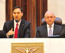O promotor de Justiça Eduardo Cambi (esquerda), que representou o MP-PR na solenidade, destacou que a comunidade escolar pode desempenhar o papel de porta-voz dos debates sobre cidadania
