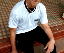 O aluno André Felipe Araújo Ferreira, 13 anos, do 9° ano do ensino fundamental do Colégio Estadual Silveira da Motta, no centro de são José dos Pinhais (Região Metropolitana de Curitiba), conquistou duas medalhas de prata (2014 e 2016) e uma medalha de bronze em (2015). Para essa edição ele fez uma promessa para o padrinho de que ganharia a medalha de ouro. “Eu prometi que ganharia a medalha de ouro e estudei muito para isso”, disse André, que estudou quatro horas por dia.