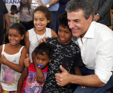 O governador Beto Richa inaugurou nesta sexta-feira (24) o Colégio Estadual Vista Bela, de Londrina, no Norte do Paraná. A nova unidade tem capacidade para 2.500 estudantes do ensino fundamental e ensino médio, em três períodos. Richa também assinou decreto formalizando a instalação do Colégio da Polícia Militar em Londrina e autorizou edital para o processo seletivo de vagas.