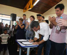 O governador Beto Richa inaugurou nesta sexta-feira (24) o Colégio Estadual Vista Bela, de Londrina, no Norte do Paraná. A nova unidade tem capacidade para 2.500 estudantes do ensino fundamental e ensino médio, em três períodos. Richa também assinou decreto formalizando a instalação do Colégio da Polícia Militar em Londrina e autorizou edital para o processo seletivo de vagas.