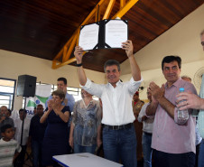 O governador Beto Richa inaugurou nesta sexta-feira (24) o Colégio Estadual Vista Bela, de Londrina, no Norte do Paraná. A nova unidade tem capacidade para 2.500 estudantes do ensino fundamental e ensino médio, em três períodos. Richa também assinou decreto formalizando a instalação do Colégio da Polícia Militar em Londrina e autorizou edital para o processo seletivo de vagas.