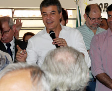 O governador Beto Richa inaugurou nesta sexta-feira (24) o Colégio Estadual Vista Bela, de Londrina, no Norte do Paraná. A nova unidade tem capacidade para 2.500 estudantes do ensino fundamental e ensino médio, em três períodos. Richa também assinou decreto formalizando a instalação do Colégio da Polícia Militar em Londrina e autorizou edital para o processo seletivo de vagas.
