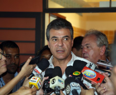 O governador Beto Richa inaugurou nesta sexta-feira (24) o Colégio Estadual Vista Bela, de Londrina, no Norte do Paraná. A nova unidade tem capacidade para 2.500 estudantes do ensino fundamental e ensino médio, em três períodos. Richa também assinou decreto formalizando a instalação do Colégio da Polícia Militar em Londrina e autorizou edital para o processo seletivo de vagas.